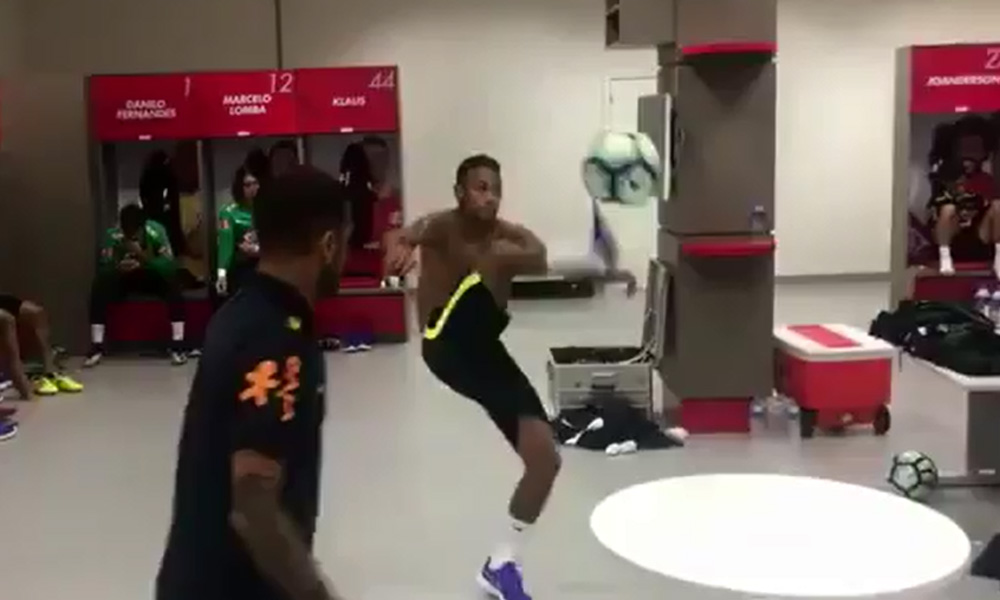 Neymar improvises a game of WexFoot ™ with Marcelo, Silva and Alvés